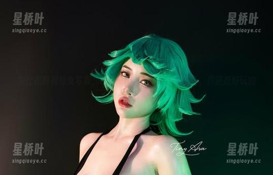 Tiny Asa 对比原图和修女写真,Tiny Asa的风格有点疯狂,但还挺好玩的。